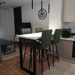 Em Apartment *