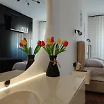 Em Apartment *