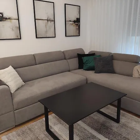 Apartment Em *