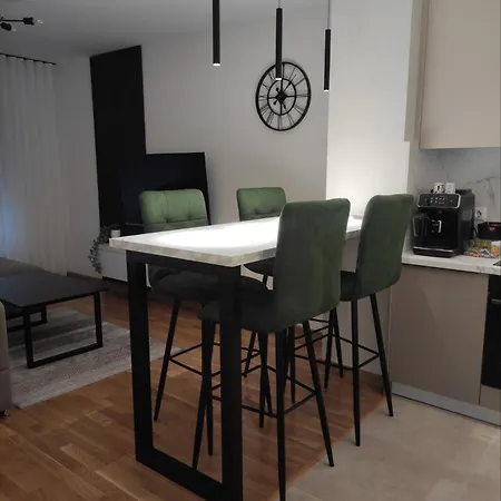 Em Apartment *