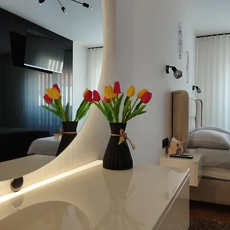 Em Apartment *