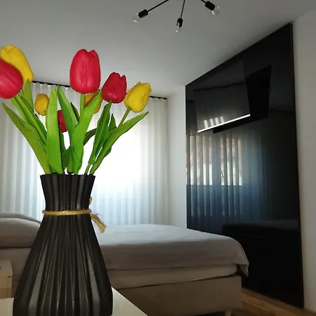 Apartment Em *